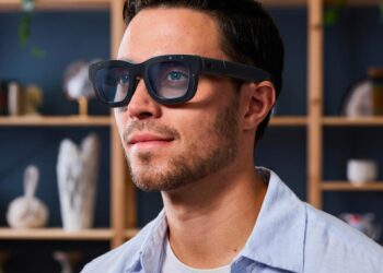 Smart Glasses Hit Consumer Mainstream